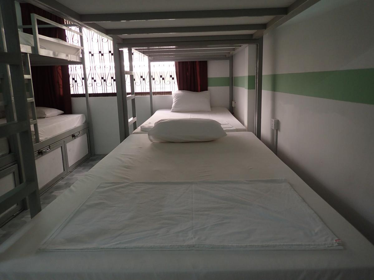 Lazy Gecko Guesthouse Phnom Penh Bagian luar foto